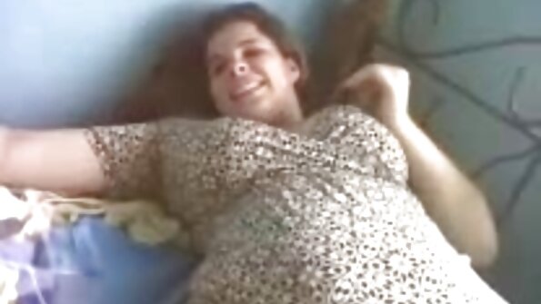 Ориентална девојка со мали гради се симнува на двојна пенетрација