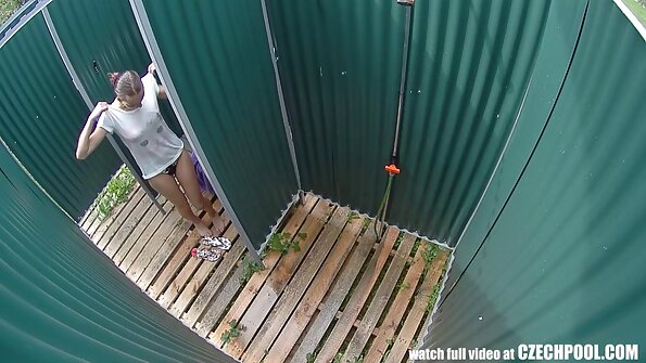 Мало бебе со природни гради и прави анален секс