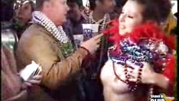 Порно ѕвездата Гиа Пејџ му покажува на својот тврд кур како проклето добро се забавува