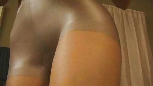 Влажната пичка на црвенокосиот тинејџер прави длабока масажа со петел